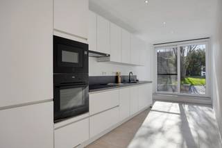 U kunt een BOD uitbrengen op deze woning, rekening houdend met de AANVANGSPRIJS van € 309.000,00 , elk hoger BOD wordt voorgelegd aan de eigenaars die al dan niet kunnen ingaan op dit aanbod.<br /><br />Deze volledig gerenoveerde is ideaal gelegen in het centrum van Lichtervelde op wandelafstand van winkels, scholen en openbaar vervoer. <br />Dankzij de recente renovaties geniet je hier van <strong>hedendaags wooncomfort </strong>en een uitstekende energiezuinigheid met energielabel A.<br />Bij het binnenkomen kom je in de inkomhal met gastentoilet. De lichtrijke leefruimte sluit aan op de moderne <strong>volledig uitgeruste keuken.</strong> Met een grote raampartij zorgen we voor veel natuurlijke lichtinval en bieden directe toegang tot het zonnige tuintje waar U in alle rust kan genieten van het buitenleven. Op het gelijkvloers is er ook een <strong>TRENDY badkamer met ligbad , inloopdouche </strong>en dubbele wastafel. Er is ook een <strong>ruime &amp; praktische berging/wasplaats</strong> voorzien aan de keuken. Op de eerste verdieping zijn er 3 mooie slaapkamers.<br />Verder is de woning <strong>instapklaar</strong> en heeft de woning <strong>energielabel A! <u>Dit kan ook een interessante investering zijn.</u></strong><br /><br /><strong><u>Gelijkvloers:</u></strong>
<ul>
	<li>Inkom met apart toilet;</li>
	<li>Lichtrijke leefruimte;</li>
	<li><strong>Open volledig geïnstalleerde keuken </strong>met alle toestellen en zicht op de tuin;</li>
	<li>Ruime en praktische Berging/Wasplaats aan de keuken;</li>
	<li><strong>Trendy badkamer </strong>met ligbad, douche en dubbele wastafel;</li>
	<li>Leuke en zonnige tuin en terras;</li>
</ul>
<strong><u>Eerste verdieping:</u></strong>

<ul>
	<li>3 mooie slaapkamers;</li>
</ul>
<strong><u>Troeven:</u></strong>

<ul>
	<li>Energielabel A;</li>
	<li>Gekeurde elektriciteit;</li>
	<li>Uitstekende locatie;</li>
	<li>Zonnepanelen aanwezig;</li>
	<li>Vloerverwarming;</li>
	<li>Betaalbaar wonen.</li>
</ul>
<br />Voor meer informatie of verdere vragen over deze instapklare woning? Contacteer ons via: <strong>oostkamp@caenen.be</strong><br /><br /> 