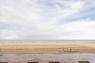 Appartement bien situé dans un emplacement de premier choix sur Albertplein dans le Zoute, avec des vues frontales sur la mer et un accès facile aux magasins, aux restaurants et la digue.<br /><br />En entrant dans l'appartement, vous accédez à un hall d'entrée spacieux, équipé d'un vestiaire/rangement et d'une toilette pour les invités. Le salon et la salle à manger, lumineux et spacieux, sont adjacents à l'appartement et offrent une vue magnifique sur la mer.<br /><br />La cuisine semi-ouverte est pratique et équipée de tout le confort moderne. L'appartement dispose également de trois chambres spacieuses et de deux salles de bains, ce qui en fait une résidence principale ou secondaire idéale.<br /><br />À l'arrière, il y a une grande terrasse ensoleillée, idéale pour profiter du calme et de la tranquillité. Il y a également un placard de rangement supplémentaire.<br /><br />PEB: 234 kWh/m²/an - UC: 3653130