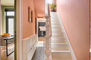 <p>Soms voelt een woning vanaf de eerste stap gewoon goed. Deze karaktervolle stadswoning in de geliefde Brederodewijk is zo'n plek!</p>
<p>Binnenkomen doe je hier meteen met een glimlach. De authentieke inkomhal verwelkomt je met karakter en zet meteen de toon voor de <strong>charmante sfeer</strong> die je overal in de woning terugvindt.</p>
<p>Het hart van de woning bevindt zich op het gelijkvloers. De leefruimte baadt in natuurlijk licht en biedt alle ruimte om gezellig samen te komen, uitgebreid te tafelen of gewoon te genieten van het dagelijkse leven. De verbinding met de volledig uitgeruste keuken zorgt voor een aangename flow, terwijl de aansluitende stadskoer een rustige plek vormt om buiten te genieten, en dat midden in de stad!</p>
<p>De grootste slaapkamer bevindt zich op de eerste verdieping, samen met een stijlvolle badkamer met dubbele lavabo die is uitgerust met zowel een ligbad als een inloopdouche. Op de bovenste verdieping vind je nog twee extra kamers die je volledig naar eigen wens kan invullen.</p>
<p>Of je nu droomt van een extra slaapkamer, een kinderkamer, een thuiskantoor, een hobbyruimte of een logeerkamer... Hier krijg je de ruimte om het helemaal naar jouw hand te zetten.</p>
<p>Ook op vlak van comfort en duurzaamheid heeft deze woning heel wat te bieden. Een warmtepomp zorgt voor een aangenaam binnenklimaat en draagt bij aan een gunstige energieprestatie. Het aangelegde groendak is niet alleen een mooie blikvanger vanuit de woning, maar vormt eveneens een duurzame meerwaarde.</p>
<p>Extra praktisch is de ruime én droge kelder, waar je naast de aansluiting voor de wasvoorzieningen ook extra opslagruimte terugvindt.</p>
<p>De ligging? Die is minstens even aantrekkelijk als de woning zelf! Je woont in een rustige straat in de populaire Brederodewijk, op wandelafstand van 't Zuid. Zin in een koffie, lunch of apero? Onze favorieten liggen gewoon om de hoek: ANDY ROASTERS, Kolonel Coffee, RABBİT en de vele gezellige restaurants van 't Zuid.</p>
<p>Dankzij de vlotte verbinding met de invalswegen ontdek je in een mum van tijd ook andere bruisende buurten van de stad. Al nemen we het je zeker niet kwalijk als je hier het liefst gewoon thuisblijft.</p>
<p>Troeven op een rijtje:</p>
<ul>
<li>Toplocatie vlakbij ’t Zuid!</li>
<li>Drie volwaardige slaapkamers</li>
<li>Volledig geïnstalleerde keuken en badkamer</li>
<li>Authentieke elementen</li>
<li>Badkamer met ligbad én inloopdouche</li>
<li>EPC = B</li>
<li>Ruime en droge kelder</li>
</ul>
<p>Plan gerust een bezoek in en wie weet staat binnenkort jouw naam op de bel!</p>
<p>Attesten beschikbaar via: https://jamar.immo/</p>
<p>Wg, Gvkr, Gmo, Gdv, Gvv, geen WORG, geen vermelding in het maatregelenregister</p>