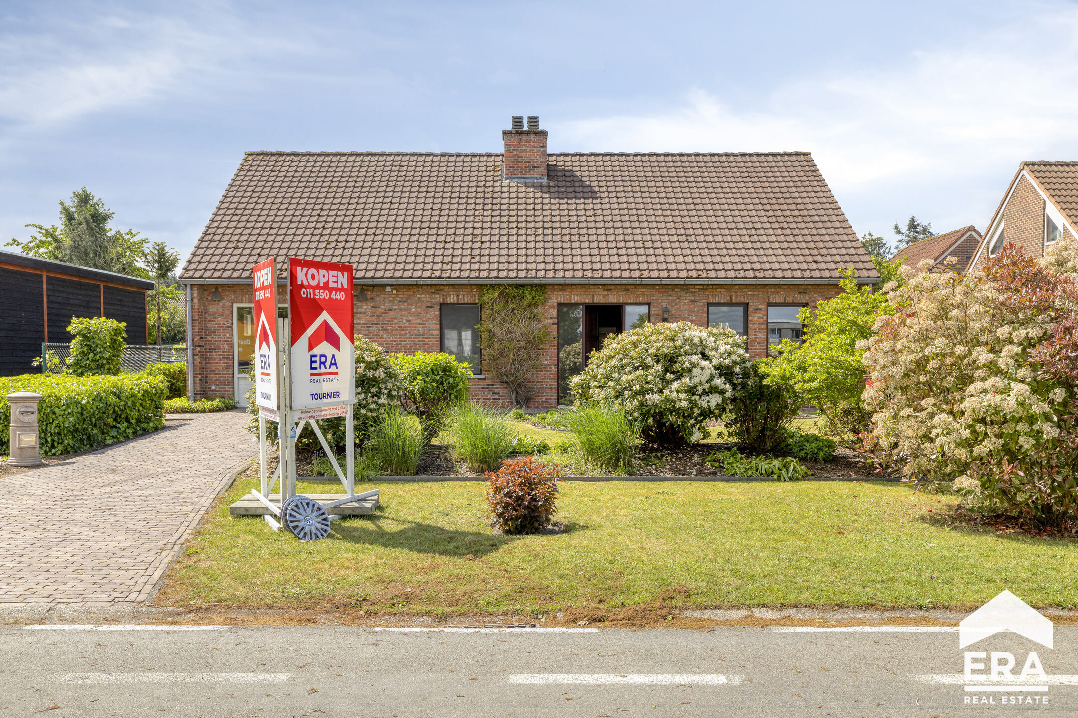 Gelijkvloers ingerichte woning op 685m² te koop in Lommel! - foto 1
