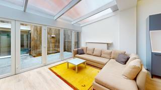 Gelegen in het hart van Heist-aan-Zee, nabij het Heldenplein, het strand en de kusttram, vindt u deze unieke woning uit 1954. Een zeldzame, karaktervolle en authentiek gerenoveerde woning met oog voor detail: prachtige gevel, originele trappenhal en houten vloeren.<br /><br />De woning beschikt over 4 slaapkamers (18, 18, 15 en 13 m² – samen 64 m²), een lichtrijke eetplaats en living (32 m²) met openende raampartijen, en een stijlvolle keuken (FRAKO) met stenen werkblad en SMEG-toestellen.<br /><br />Er zijn 2 badkamers (waarvan één en-suite), lavabo’s op de kamers, en een toilet op elke verdieping. Daarnaast is de woning volledig onderkelderd (26 m²) met wasplaats en bergruimte.<br />Buiten geniet u van een aangenaam terras (12 m²) en een aparte buitenberging.<br /><br />Instapklaar en onmiddellijk beschikbaar.<br />Optioneel: garagebox aan de overzijde.