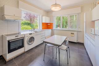 <p>Op een uitzonderlijk mooie locatie, verscholen in het groen en gelegen op een royaal perceel van 916 m², bevindt zich deze vrijstaande woning boordevol mogelijkheden. Dit is een eigendom voor wie verder kijkt dan de huidige inrichting en vooral het potentieel van de locatie weet te waarderen. De combinatie van rust, privacy, een ruime tuin en een gegeerde woonomgeving maakt dit een bijzonder interessante opportuniteit. De woning beschikt vandaag over drie slaapkamers, een garage en verschillende ruime leef- en bergruimtes, maar vraagt een grondige modernisering om opnieuw aan de hedendaagse woonstandaarden te voldoen. Net daarin schuilt de grote meerwaarde: de mogelijkheid om een woning volledig naar eigen smaak en wensen vorm te geven op een perceel dat vandaag nog zelden beschikbaar komt in deze omgeving. De groene, verzorgde tuin vormt een absoluut pluspunt en biedt tal van mogelijkheden voor wie droomt van een ruime gezinswoning met een prachtige buitenbeleving. Dankzij de vrijstaande garage, de brede oprit en de gunstige perceelconfiguratie beschikt het eigendom bovendien over een uitstekende basis voor een toekomstgericht woonproject. Bent u op zoek naar een woning op een toplocatie? Dan biedt deze eigendom een unieke kans om uw woonambities waar te maken op een van de mooiste plekjes in de buurt. Een bezoek volstaat om de mogelijkheden van deze woning en haar uitzonderlijke perceel te ontdekken.</p>