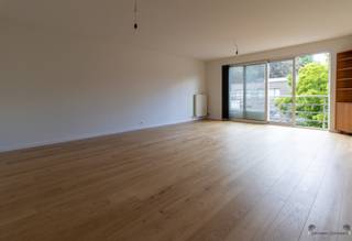 <p><span>Energiezuinig appartement met 2 slaapkamers en terras te Zandhoven (EPC A)</span></p><p><span>BEZOEKMOMENT: ZATERDAG 26 SEPTEMBER TUSSEN 10u - 12u</span></p><p><span>Dit recent en energiezuinig appartement is gelegen op de eerste verdieping van een verzorgde residentie "Zurenborg" in het aangename Zandhoven. Met een EPC A-label biedt dit appartement niet alleen hoog wooncomfort, maar ook een bijzonder lage energie kost.</span></p><p><span>Het appartement omvat een lichtrijke leefruimte met toegang tot volledig geïnstalleerde keuken, twee slaapkamers en een gezellig terras, een badkamer en apart toilet. Daarnaast beschikt het appartement over een privatieve kelderberging, gezamenlijke fietsenberging en autostaanplaats met automatische inrijpoort, dit alles inbegrepen in de huurprijs.</span></p><p><span>Troeven:<br />+ EPC A energiezuinig<br />+ 2 slaapkamers<br />+ Terras<br />+ Autostaanplaats (inbegrepen prijs)<br />+ Privatieve kelderberging (inbegrepen prijs)<br />+ Gezamenlijke fietsenberging (inbegrepen prijs)<br />+ huurprijs: 935 euro + 65 euro gemeenschappelijk kost<br />+ Gelegen in het mooie Zandhoven<br />+ EPC bruikbare vloeropp. 95 m²<br />+ indicatieve opmetingen: living (33 m²) - keuken (8m²) - Inkom/Nachthal (8.5 m²) - WC (1.5 m²) - Berging (3 m²) - Badkamer (7 m²) - Slpk 1 (16.5 m²) - Slpk 2 (8.5 m²) - Terras (9 m²)</span></p><p><span>Vergunning - woongebied - dagv., herstelvordering neen - voorkooprecht neen - verkavelingsvergunning neen</span></p><p><span> </span></p><p><span>Meer info: Nicki - 0496 02 35 68 - nf@janssenenjanssen.be - BIV 514.879</span></p><p><span> </span></p>