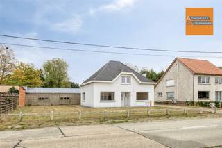 <p><span>Te koop in Ramsel: ruime en veelzijdige woning met veel potentieel. Deze vrijstaande woning ligt op een royale kavel van circa 2.385 m² en heeft een bewoonbare oppervlakte van circa 229 m². De woning telt 4 slaapkamers en 1 badkamer, aangevuld met een ruime garage en een loods (130m²). Een ideale combinatie van ruimte, privacy en een rustige, landelijke omgeving, met tal van mogelijkheden om het naar eigen smaak af te werken.</span></p><p><span> </span></p><p><span>Het perceel biedt een aangename, grotendeels omheinde tuin met veel spel- en ontspanningsruimte. De oprit is ruim en er is voldoende parkeergelegenheid op eigen terrein. </span></p><p><span> </span></p><p><span>Via de inkomhal bereikt u een grote, living met veel natuurlijk licht en een open verbinding met de eetruimte en de keuken. De moderne keuken is ruim en praktisch opgezet, met voldoende kastruimte en voldoende plek. Verder vindt u op de begane 2 slaapkamers die kunnen dienen als kantoor of speelruimte, een moderne badkamer met inloopdouche en wastafel en een praktische bijkeuken/bergruimte.</span></p><p><span> </span></p><p><span>Op de eerste verdieping bevinden zich 2 slaapkamers. De nog af te werken zolderruimte biedt extra mogelijkheden.</span></p><p><span> </span></p><p><span>De woning beschikt over airconditioning, buitencamera, domotica, grote kast voor computernetwerk en is perfect geschikt voor wie een zelfstandige activiteit wil uitoefenen dankzij de ruime loods en de mogelijkheid tot praktijkruimte vooraan.</span></p><p><span> </span></p><p><span>Voor een bezichtiging of meer informatie, aarzel niet contact op te nemen via 078 48 47 00 of info@ap-p.be.</span></p>