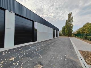 Nieuwbouw KMO-unit te huur met een oppervlakte van 177 m² en 2 privatieve parkeerplaatsen. De casco magazijnruimte (brandklasse C) is opgebouwd uit...