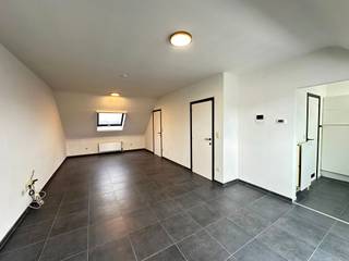 Cet appartement en duplex est situé dans un quartier calme et verdoyant, à quelques pas des commerces et des transports en commun.Il y a un ascenseur...