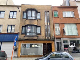 Op zoek naar een investering met karakter of een nieuwbouwproject op toplocatie? Dan is dit pand precies wat u zoekt!<br />Op slechts enkele minuten van het strand en het levendige centrum van Oostende, ontdekt u dit veelzijdige gebouw met een zee aan potentieel.<br /><br />✨ Wat mag u verwachten?
<ul>
<li>Een handelsgelijkvloers (127 m²) – momenteel vergund als expositieruimte. Perfect voor een galerie, kantoor, winkel of creatieve invulling.</li>
<li>Twee ruime appartementen (87 m² elk) – licht, groot en klaar om met de juiste renovatie omgetoverd te worden tot moderne wooneenheden.</li>
<li>Een zolder (47 m²) – ideaal voor uitbreiding of extra opslag.</li>
<li>Achteraan een gezellig zaaltje met bar (43 m²) – perfect voor events, hobbyruimte of een bijkomende bestemming.</li>
<li>Fietsenberging (16 m²) – handig en praktisch.</li>
<li>Een volledige kelder – elke entiteit kan zijn eigen berging krijgen.</li>
</ul>
🏷️ EPC-labels:<br />Gelijkvloers: D<br />Appartementen: F ( attesten 0003684271-RES-1 en 0003684871-RES-1)<br /><br />🌊 Ligging:<br />Dit pand ligt in de Torhoutsesteenweg, een bruisende buurt met winkels en openbaar vervoer vlakbij. U woont of investeert hier op een boogscheut van de zee en de zeedijk, én met het stadscentrum om de hoek.<br /><br />🔑 Waarom dit pand?<br />Unieke renovatiekans voor wie houdt van karaktervolle gebouwen<br />Geschikt als opbrengsteigendom of nieuwbouwproject<br />Grote ruimtes, veel lichtinval en extra troeven zoals het achterzaaltje en de kelder<br />Dit is een uitzonderlijke kans in Oostende – een pand met zoveel mogelijkheden komt zelden op de markt.<br /><br />ELK BOD WORDT VOORGELEGD AAN DE EIGENAAR.<br /><br />📍 Interesse? Contacteer ons vandaag nog voor meer info of een bezoek via 0496 68 84 67 of www.ensor.immo