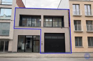 Informations sur l'immeuble commercialCette propriété commerciale combine une fonction d'entrepôt spacieuse (396m²) avec des bureaux confortables...