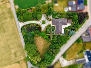 <br /><strong>CHARMANTE LAAGBOUWVILLA</strong> op een ruim perceel (<strong>4733 M²</strong>) in het schilderachtige Wannegem-Lede. Deze eigendom combineert <strong>KLASSE, COMFORT EN AUTHENTICITEIT</strong> op een unieke manier, en werd opgetrokken door de <strong>GERENOMMEERDE VILLABOUWER VLASSAK-VERHULST</strong>. De villa straalt een <strong>TIJDLOZE ELEGANTIE</strong> uit, met zorgvuldig gekozen materialen zoals een warm houten parket en <strong>KARAKTERVOLLE HISTORISCHE DALLEN</strong> afkomstig uit een kerk. Deze elementen worden harmonieus aangevuld door modern wooncomfort, waaronder <strong>ELEKTRISCHE</strong> <strong>VLOERVERWARMING</strong> die voor een <strong>AANGENAAM BINNENKLIMAAT</strong> zorgt. Grote raampartijen brengen <strong>OVERVLOEDIG DAGLICHT</strong> binnen en bieden een <strong>PRACHTIG ZICHT OP HET OMLIGGENDE GROEN</strong>. Buiten nodigt een <strong>ROYAAL ZONNETERRAS</strong> uit tot ontspannen in alle <strong>PRIVACY</strong>, omringd door het weelderige landschap van de Vlaamse Ardennen. Het perceel biedt niet alleen <strong>RUST EN RUIMTE</strong>, maar ook tal van mogelijkheden voor <strong>TUINLIEFHEBBERS</strong> of wie op zoek is naar een <strong>EXCLUSIEVE WOONBELEVING MIDDEN IN HET GROEN</strong>. Deze villa is een perfecte match voor wie houdt van <strong>VERFIJNING, AUTHENTICITEIT EN RUST</strong>, met een uitstekende ligging <strong>OP EEN BOOGSCHEUT VAN OUDENAARDE EN WAREGEM</strong>. Ontdek de harmonie tussen <strong>VAKMANSCHAP</strong> en natuur in dit zeldzame aanbod in <strong>WANNEGEM-LEDE</strong>.<br /><br />Renovatieplicht van toepassing