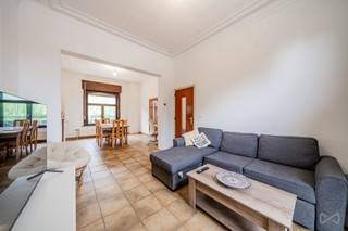 <p>We are pleased to present this charming three-façade house, full of character, ideally located in Wavre, within immediate reach of the train station, bus stops, schools, shops and the main roads. A central and sought-after location, combining convenience and quality of life.</p>
<p>The ground floor opens onto a welcoming entrance hall leading to a bright living room open to the dining room, extended by a kitchen. A pleasant veranda provides direct access to the terrace and garden, creating a lovely continuity with the outdoors. A separate WC and a laundry room complete this level.</p>
<p>The first floor serves, via a night hall, two beautiful bedrooms as well as a bathroom. The second floor offers a convertible attic of approximately 35 m² with great potential: as the technical connections are already in place, it lends itself ideally to creating a master suite with bathroom, or to any other layout to suit your project.</p>
<p>The basement completes the property harmoniously with three cellars providing generous storage space.</p>
<p>Outside, the house enjoys a garden with a garden shed, as well as a terrace, perfect for relaxing moments. A side pedestrian passage also gives direct access to the rear of the house.</p>
<p>On the technical side, the house holds an EPC of class F and benefits from a compliant electrical installation. The property is available upon deed.</p>
<p>A house full of character, ideally located, it will appeal with its volumes, natural light and development potential. A visit is a must to appreciate all its qualities.</p>
<p>Would you like to discover our exclusive properties in preview? With pleasure: just let us know. We Invest supports you in all your purchase, investment and sale projects, with a free valuation of your property. Contact us on 02/319.46.46 or by email at admin.bw.centre@weinvest.be.</p>