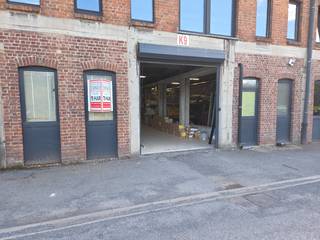 Magazijn van 220m² op commercieel centrum Pottelberg, met mogelijkheid tot twee bureau's. Automatische poort +/-2m80 hoog, sanitair blok...