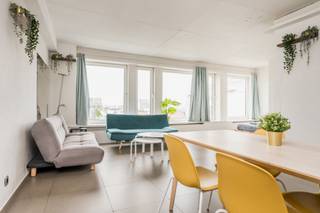 <p>Instapklare opbrengsteigendom met 3 vergunde luxe Airbnb-units – vlakbij Centraal Station en Operagebouw</p>
<p>Bent u op zoek naar een zorgeloze en rendabele investering op een absolute toplocatie in het hart van Antwerpen? Dan is dit unieke appartement op de 7e verdieping aan de Frankrijklei 8 precies wat u zoekt.</p>
<p>Deze eigendom omvat één kadastraal perceel, professioneel opgedeeld in 3 moderne Airbnb-units (Appartement A, Studio B en Studio C), volledig gerenoveerd, stijlvol ingericht en momenteel continu verhuurd. Alles wordt beheerd door een gespecialiseerd kantoor dat instaat voor volledig beheer én poetsdienst – u hoeft zich dus nergens zorgen over te maken. Momenteel wordt het appartement verhuurd.</p>
<p><br /><span>Ligging & omgeving</span></p>
<p>Deze eigendom is gelegen op een absolute toplocatie:</p>
<p>- Op enkele stappen van Antwerpen-Centraal Station</p>
<p>- Tegenover het prachtige Operagebouw</p>
<p>- Vlakbij de Meir, de zoo van Antwerpen, ruime ondergrondse parking, trams, bussen en alle stadsvoorzieningen</p>
<p></p>
<p><span>Indeling van de eigendom</span></p>
<p><strong>Appartement A – ca. 60 m²</strong></p>
<p>-Zeer ruime en lichtrijke leefruimte met salon en eethoek</p>
<p>-Moderne keuken met kookeiland, ingebouwde koelkast met vriesvak, vaatwasser, microgolfoven en veel kastruimte</p>
<p>-Grote slaapkamer met ruimte voor dubbel + enkel bed</p>
<p>-Extra slaapmogelijkheid in de living</p>
<p>-Badkamer met douche en lavabo</p>
<p>-Aparte toilet met lavabo</p>
<p></p>
<p><strong> Studio B & Studio C – elk ca. 41 m²</strong></p>
<p></p>
<p>Deze studio’s zijn elkaars spiegelbeeld met zicht op het Operagebouw.</p>
<p>-Ruime leefruimte met veel lichtinval en volledig uitgeruste keuken met kookeiland.</p>
<p>-Ruime slaapkamer</p>
<p>-Badkamer met douche en lavabo.</p>
<p>-Aparte toilet met lavabo</p>
<p></p>
<p><span>Troeven op een rijtje</span></p>
<p>-Instapklare Airbnb-units – volledig gemeubileerd en afgewerkt</p>
<p>-Zorgeloos beheer via professioneel kantoor (optioneel)</p>
<p>-Constante verhuur en uitstekende huuropbrengsten</p>
<p>-Topligging in het centrum van Antwerpen</p>
<p>-Prachtig uitzicht op het Operagebouw</p>
<p>-Gunstig EPC</p>
<p>-Conforme elektrische keuring</p>
<p></p>
<p>Een buitenkans voor slimme investeerders</p>
<p>Of u nu op zoek bent naar een hoog renderende vastgoedbelegging of een zorgeloze instap in de verhuurmarkt, dit pand combineert locatie, comfort en rendement op een manier die zelden voorkomt.</p>
<p></p>
<p>Contacteer ons vandaag nog voor meer info of een bezoek!</p>