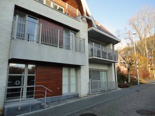 Dit charmant, recent appartement op de gelijkvloerse verdieping omvat inkom, toilet, living met terras, open volledig ingerichte keuken, berging,...