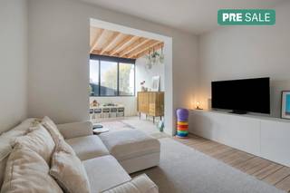 Het gebouw, oorspronkelijk opgetrokken in 1930, straalt nog steeds karakter uit dankzij de bewaarde authentieke elementen. In 2020 werd het pand volledig gestript en met oog voor detail en smaak gerenoveerd door de huidige eigenaar. Het kleinschalige appartementsgebouw bestaat uit een opslagruimte en het appartement, elk met een eigen private ingang.Met een bewoonbare oppervlakte van maar liefst 162 m² biedt dit appartement het comfort van een volwaardige woning en omvat:een inkomhal met gastentoileteen ruime leefruimte met open keukendrie volwaardige slaapkamerstwee badkamerstwee zuidgerichte terrassenBent u op zoek naar een instapklaar appartement met karakter en ruimte? Neem gerust contact met ons op voor een bezoek via 011 30 50 54 of mail naar ines.bollen@dewaele.comDe eigendom wordt aangeboden via de Pre-sale formule. Op 09/05/2026 tussen 09:00 en 12:30 kan u de woning op afspraak komen bezichtigen en een bod uitbrengen. De vermelde prijs is een instelprijs. Voor meer info, gelieve contact op te nemen met de dossierverantwoordelijke.Bestuursmaatregelen in het maatregelenregister: nee