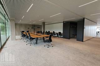 Bent u op zoek naar een unieke kantoorruimte op een toplocatie met onmiddellijke verbinding naar belangrijke snelwegen? Dan is deze kantoorruimte van 551 m² op de 3de verdieping van de innovatieve en hypermoderne bedrijvencampus 'O-Forty' precies wat u zoekt. Gelegen naast op- en afrit 9 Oostkamp én met visibiliteit langs de E40 biedt deze ruimte een uitstekende bereikbaarheid.<br />
<br />
De kantoren zijn bemeubeld en volledig ingericht. U kunt ook gebruik maken van de gemeenschappelijke refter/ontspanningsruimte en extra vergadermogelijkheden (en seminarie ruimtes) in toren 'B'. <br />
<br />
Deze bedrijvencampus biedt nog vele andere voordelen, zoals een event space, coworking space, foodbar, fitness, padel, badgesysteem, pakjesmuur en ruime boven en ondergrondse parkeermogelijkheden. Onmiddellijk beschikbaar!<br />
<br />
EPC: 20260731-0020085613-NR-1<br />
<br />
Neem contact op met PANORAMA B2B voor bijkomende inlichtingen, plannen of een vrijblijvend plaatsbezoek via 0479 70 70 73.
