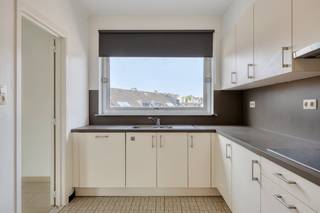Ontdek dit ruime 3-slaapkamerappartement uit 1974, gelegen op de derde verdieping, met een bewoonbare oppervlakte van maar liefst 112 m². Dankzij de centrale ligging en de praktische indeling vormt dit appartement een uitstekende keuze voor zowel eigen bewoning als investering.<br /><br />Via de inkomhal bereik je de lichtrijke en ruime woonkamer, die aansluit op de keuken. De nachthal biedt toegang tot drie volwaardige slaapkamers, een badkamer, een apart toilet en een handige berging.<br /><br />Daarnaast beschikt het appartement over een private kelderberging en een garagebox, die verplicht mee aan te kopen zijn voor € 20.000.<br /><br />Ben je op zoek naar een ruim en comfortabel appartement op een gunstige locatie, waar je kan genieten van alle voorzieningen binnen handbereik én zonder parkeerzorgen? Of ben je als investeerder op zoek naar een interessant verhuurpand? Dan is dit appartement zeker een bezoek waard.<br /><br />De relevante documenten zijn eveneens beschikbaar op onze website: www.dewaele.com.<br /><br />Deze AI-visualisaties zijn bedoeld als inspiratie. Er werd geen rekening gehouden met technische specificaties, stedenbouwkundige voorschriften of de concrete mogelijkheden tot realisatie.
