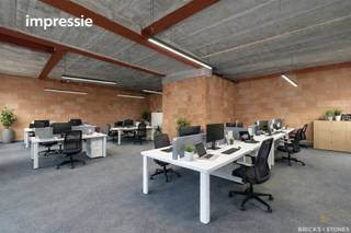 <p>Op een strategische hoekligging in een dynamische omgeving bevindt zich deze lichtrijke commerciële ruimte, ideaal voor professionele activiteiten. Dankzij de grote raampartijen geniet het pand van een sterke visuele aanwezigheid én een aangename hoeveelheid daglicht, wat bijdraagt aan een comfortabele werksetting.</p>
<p>De ruimte is toegankelijk via een eigen inkom en biedt een open vloerplan dat flexibel kan worden ingericht volgens de noden van uw onderneming. Hierdoor is het pand bijzonder geschikt als kantoorruimte, praktijk of voor diverse dienstverlenende activiteiten waarbij functionaliteit en uitstraling centraal staan.</p>
<p>Achteraan werd ruimte voorzien voor het installeren van een kitchenette, wat extra gebruiksgemak biedt voor medewerkers en bezoekers. Daarnaast beschikt het pand over een praktische kelderverdieping die kan dienen als archief-, stockage- of ondersteunende ruimte.</p>
<p>De verdere afwerking kan in overleg worden afgestemd, zodat de inrichting perfect aansluit bij uw professionele invulling en gewenste uitstraling.</p>
<p>Een interessante opportuniteit voor wie op zoek is naar een goed bereikbare en representatieve werkruimte in Merksem.</p>