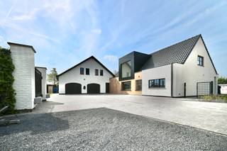 Op een uitstekende ligging aan de Puursteenweg 368 in Bornem bevindt zich deze uitzonderlijke villa waar ruimte, luxe en veelzijdigheid...