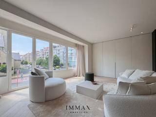 Dit exclusief gerenoveerde appartement is uitzonderlijk gelegen op slechts enkele stappen van de zee, de Dumortierlaan, de Kustlaan en het Van Bunnenplein. De leefruimte is ruim en lichtrijk, met een stijlvolle doorkijkgashaard die de woon- en eetkamer op elegante wijze verbindt met de prachtige en volledige uitgeruste open keuken, die perfect geïntegreerd is in het geheel en uitkijkt op de Dumortierlaan. Het appartement beschikt over drie volwaardige slaapkamers. De master bedroom is voorzien van een ensuite badkamer, terwijl de tweede slaapkamers beschikt over een eigen douchekamer. Twee van de slaapkamers geven rechtstreeks uit op het terras aan de achterzijde. Daarnaast is het appartement voorzien van een aparte douchekamer. Deze exclusieve eigendom wordt verkocht inclusief meubilair en beschikt bovendien over een privatieve kelder. In het gebouw is een gemeenschappelijke fietsenberging aanwezig. Kortom, een hoogwaardig afgewerkt appartement op een topligging, ideaal als vaste woonst of tweede verblijf aan zee.<br /><br />stedenbouwkundige inlichtingen in aanvraag<br /><br />Aarzel niet om ons te contacteren voor meer info: tel.: 050 62 44 14 of via knokke@immax.be