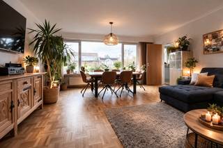 Ontdek dit charmante appartement op de bovenste verdieping, waar licht, rust en comfort centraal staan. Dankzij de grote raampartijen baadt de woonkamer in natuurlijk daglicht en geniet je van een aangenaam open gevoel. De leef- en eetruimte vormen samen het hart van het appartement. De woonkamer is afgewerkt met een warme parketvloer die meteen zorgt voor een stijlvolle en huiselijke uitstraling. De keuken ligt naast de woonkamer en is voorzien van kasten, spoelbak en dampkap. Centraal gelegen is de badkamer met een ligbad, lavabo en plaats voor was/droogkast. Verder tref je een apart toilet en twee volwaardige slaapkamers. Via de grote slaapkamer kom je tot de bijzonder troef: een terras over de volledige breedte van het appartement.Een ideale opportuniteit voor wie op zoek is naar een klein gebouw zonder lift, een lichtrijk appartement met twee slaapkamers en een gezellig terras, op een zeer gunstige ligging. Op wandelafstand geniet je in Park Den Brand, Nachtegalenpark en het Middelheim park. Perfectie locatie naar Gent - Brussel - Antwerpen dankzij de verbindingswegen en het openbaar vervoer. Abricasa – Vastgoed voor generaties: Jouw vastgoedpartnerWil je jouw eigendom verkopen of zoek je een vastgoedmakelaar voor verhuur of beheer?Abricasa biedt persoonlijke begeleiding bij al uw vastgoedvragen, van begin tot eind. Leer ons kennen!