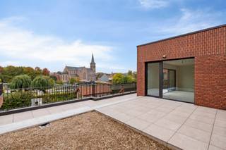Exclusief penthouse met 3 slaapkamers en riant terras – centrum Merelbeke
Bovenaan dit kleinschalige nieuwbouwproject op de historische tramsite in Merelbeke wacht een zeldzame parel: een ruim en luxueus penthouse op de derde verdieping. Hier geniet je van een zee aan licht, open ruimtes en een uitzonderlijk groot zuidgericht terras met weids uitzicht.
Troeven die dit penthouse uniek maken:
• Riante leefruimte met open indeling en veel lichtinval
• Strak en functioneel kookeiland – ideaal voor gezellige diners
• 3 volwaardige slaapkamers
• 2 moderne badkamers, perfect voor comfort en privacy
• Groot, zonnig terras gericht op het zuiden
• Energiezuinig en instapklaar
Daarnaast kan je beschikken over extra bergruimte en parkeermogelijkheden:
• Private berging en gesloten garagebox én/of ondergrondse staanplaats verplicht bij aan te kopen
• Dit penthouse combineert de charme van een historische locatie met de exclusiviteit van hedendaags wooncomfort. Een unieke kans voor wie zoekt naar ruimte, luxe en een topligging in hartje Merelbeke.
Exclusief te koop aangeboden via de Oximo online verkoopsprocedure. Voor registratie en aanvaarding van de verkoopsvoorwaarden zie www.oximo.be.