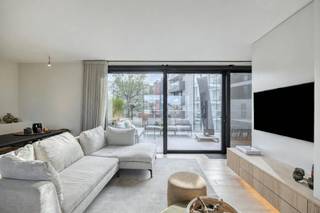 Op een uitstekende locatie, net buiten de kleine ring van Hasselt, vinden we dit stijlvolle en luxueus afgewerkte appartement van 108 m² in de Vaartstraat 10. Het appartement is gelegen op de derde verdieping van een recent gebouw uit 2020 en combineert hedendaags wooncomfort met een hoogwaardige afwerking.<br /><br />Bij het binnenkomen wordt u verwelkomd in de inkomhal met ingebouwde kasten, ideaal als vestiaire en extra opbergruimte. Aansluitend bevindt zich een apart gastentoilet.<br /><br />Vanuit de inkomhal komen we in de aangename leefruimte. De ruime woonkamer geniet dankzij de grote raampartijen van een overvloed aan natuurlijke lichtinval en beschikt bovendien over een gezellige gashaard. De open keuken vormt het hart van de leefruimte en werd hoogwaardig afgewerkt en voorzien van alle nodige toestellen.<br /><br />Een absolute troef zijn de terrassen aan beide zijden van het appartement. Hierdoor kunt u op elk moment van de dag genieten van het zonnetje en beschikt u zowel over een zonnig plekje als een aangename buitenruimte in de schaduw.<br /><br />Het appartement beschikt over twee ruime slaapkamers, waarbij elke slaapkamer beschikt over een eigen badkamer. Daarnaast is er nog een praktische berging in het appartement.<br /><br />Bij het appartement horen bovendien twee autostaanplaatsen in de ondergrondse garage, evenals een afzonderlijke kelderberging.<br /><br />Een instapklaar en luxueus appartement op een toplocatie, ideaal voor wie comfortabel en stijlvol wil wonen in het centrum van Hasselt.<br /><br />De eigendom wordt aangeboden via de Pre-sale formule. Op 07/10/2026 tussen 16:00 en 18:00 kan u het appartement op afspraak komen bezichtigen en een bod uitbrengen. De vermelde prijs is een instelprijs. Voor meer info, gelieve contact op te nemen met de dossierverantwoordelijke.<br /><br />Bestuursmaatregelen in het maatregelenregister: nee