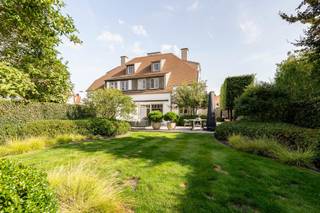 Exclusieve koppelvilla met verfijnde afwerking op topligging in het ZouteIn een van de meest gegeerde lanen van het Zoute, op wandelafstand van het...