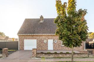<strong>IDEALIS VASTGOED – ZEER RUIME EENGEZINSWONING MET EEN KNAPPE LEEFRUIMTE MET AANSLUITEND OPEN MODERNE KEUKEN, MOMENTEEL 3 SLAAPKAMERS MAAR MOGELIJKHEID TOT 4 SLAAPKAMERS, 2 BADKAMERS, ONDERKELDERD EN VOLLEDIG AANGELEGD MET EEN KNAPPE TUIN EN HEERLIJK OVERDEKT TERRAS OP EEN PERCEEL VAN 5A 63CA! Deze ruime gezinswoning omvat +- 215m² netto bewoonbare oppervlakte met een aangename woonkamer bestaande uit zit-en eetgedeelte, een open moderne keuken, 3 slaapkamers maar mogelijkheid tot 4 slaapkamers en 2 badkamers. Een unieke kans voor kandidaten op zoek naar een ééngezinswoning voorzien van alle faciliteiten en comfort op een fijne locatie in een residentiële wijk tussen de centra van Oudsbergen, Bocholt, Bree en Peer! De huidige eigenaars hebben de woning in 2023 gerenoveerd en o.a. voorzien van vloerverwarming, een warmtepompboiler en 2 lucht-luchtsystemen om te koelen en warmen!!</strong><br /><br /><strong>LIGGING: </strong><br />Deze woning is gelegen op een aangenaam perceel, in een rustige straat in het rustige Meeuwen-Gruitrode, deel van Oudsbergen. Vanuit deze locatie is men op enkele autominuten verwijderd van zowel de centra van Meeuwen, Wijshagen, Bocholt, Bree en Peer. Sportfaciliteiten, een krantenwinkel, horeca, en vooral ook een heel groene omgeving zijn op wandelafstand bereikbaar. Een rustige ligging gecombineerd met een vlotte verbinding ten opzichte van omliggende gemeenten.<br /><br /><strong>INDELING: </strong><br /><strong>Gelijkvloerse verdieping: </strong><br />– inkomhal/sas – royale leefruimte met zit- en eetgedeelte met aansluitend goed uitgeruste open keuken (voorzien van alle comfort en veel opbergruimte) – toilet gelijkvloers – garage (momenteel ingericht als leefruimte) – hobbyruimte – badkamer gelijkvloers (voorzien van douche en enkele wastafel) – wasplaats –<br /><br /><strong>Bovenverdieping: </strong><br />– Ruime nachthal – slaapkamer 1 – slaapkamer 2 – slaapkamer 3 (momenteel ingericht als master bedroom met dressing) – badkamer bovenverdieping (voorzien van bad en enkele wastafel) – toilet bovenverdieping –<br /><br /><strong>Kelder:</strong><br />– Het grootste gedeelte van de woning is onderkelderd, het overige gedeelte is toegankelijk via kruipkelder –<br /><br /><strong>Tuin: </strong><br />– Woning gelegen op een volledig aangelegd perceel met een overdekt terras van + - 22m², de tuin is volledig omheind –<br /><br /><strong>EXTRA TROEVEN:</strong><br />- Fijne locatie, centraal t.o.v. omliggende gemeenten<br />- Rustige residentiële wijk<br />- Zeer degelijk gebouwde woning<br />- Bouwjaar 1997 – renovatie 2023<br />- Gelijkvloers vloerverwarming - 1ste verdieping radiatoren<br />- Lucht-luchtsysteem gelijkvloers en 1ste verdieping<br />- Onderhoudsvriendelijke afwerking<br />- Prachtige leefruimte met open keuken<br />- Goed uitgeruste en verzorgde keuken<br />- 3 slaapkamers<br />- Mogelijkheid tot 4 slaapkamers<br />- 2 badkamers<br />- Hobbyruimte/werkruimte<br />- Heerlijk overdekt terras<br />- Energievriendelijke woning met gunstig EPC B<br />- Elektrische installatie conform<br /><br /><strong>Stedenbouwkundige Inlichtingen:</strong><br />Bouwvergunning – Woonuitbreidingsgebied - Geen dagvaarding - Geen voorkooprecht – Verkavelingsvergunning<br /><br /><strong>E-peil: </strong>EPC: 200 kWh/m² <strong>met certificaatnummer:</strong> 20260823-0003939044-RES-1<br /><br /><strong>O-peil:</strong> niet overstromingsgevoelig gebied<br />P-score: A<br />G-score: A<br /><br /><strong>Benieuwd naar deze woning?<br />Wenst U advies omtrent uw eigen woning? Graag plannen wij vrijblijvend met U een afspraak in om onze expertise met U te delen, steeds tot Uw dienst!!<br />Neem contact op met IDEALIS VASTGOED op 011/515 565 of mail naar info@idealisvastgoed.be!</strong><br />
