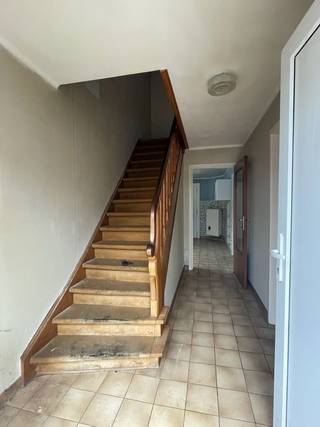 Gelegen nabij het centrum van Meerbeek vindt u deze te renoveren woning met tal van mogelijkheden. Naast de woning bevindt zich een ruime werkplaats van ca. 70 m², voorzien van een vlot toegankelijke onderkeldering met dezelfde oppervlakte — ideaal voor zelfstandigen, hobbyisten of extra opslagruimte.<br />Op het gelijkvloers van de woning is er een inkomhal, een woon- en eetkamer, een keuken en een apart toilet. Op de eerste verdieping bevinden zich twee ruime slaapkamers, een kleinere slaapkamer en een badkamer.<br />Daarnaast beschikt de woning over een aparte kelderverdieping onder het hoofdgebouw. Voor de woning is er voldoende parkeergelegenheid voorzien.<br />Gelegen op een perceel van 6a 41ca biedt deze eigendom een uitstekende opportuniteit voor wie op zoek is naar een renovatieproject met veel potentieel, zowel privé als professioneel.