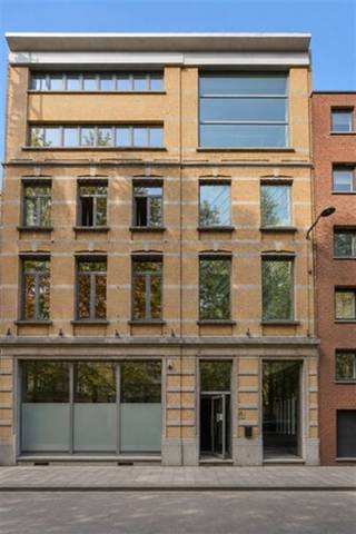 Op zoek naar een bijzondere locatie voor een tijdelijk concept of evenement? Deze sfeervolle kelderruimte aan de Brouwersvliet onderscheidt zich door haar indrukwekkende gewelfde plafonds, metselwerk en langgerekte open indeling.De combinatie van authentieke architectuur en een sobere, eigentijdse afwerking creëert een uniek decor dat zich gemakkelijk laat aanpassen aan uiteenlopende invullingen. Ideaal voor tentoonstellingen, productlanceringen, showrooms, workshops, tastings, fotoshoots, private events of andere creatieve pop-upconcepten.Dankzij de centrale ligging, vlak bij het Eilandje en op wandelafstand van het historische stadscentrum, is de ruimte vlot bereikbaar en omgeven door tal van restaurants, cafés en andere voorzieningen.Een karaktervolle locatie voor organisaties, merken en creatieve ondernemers die hun bezoekers een bijzondere ervaring willen bieden. Prijs op aanvraag.