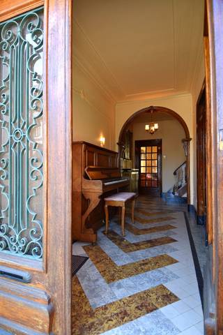 In het bruisende hart van Gullegem bevindt zich deze karaktervolle woning met een gezellige en charmante gevel. Achter deze uitnodigende...