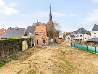 <strong>BEZOEKDAG ZA 25/04 (VM) - Enkel op afspraak- stephanie@immodelestre.be. </strong><br />Deze unieke, karaktervolle woning op <strong>een ruim perceel van 22 a 50 ca (toegankelijk via poort) </strong>werd in de loop van<strong> 2025 volledig ecologisch gerenoveerd</strong> met natuurlijke materialen (o.a. leempleister) tot een energiezuinige woning met warmtepomp<strong> (E60 – A-label).</strong> De renovatie werd uitgevoerd door experts in ecologisch bouwen, naar een ontwerp van architecte <strong>Sylvie Buyse (www.sylviebuyse.be).</strong><br />De woning is <strong>rustig gelegen </strong>in het hart van Aspelare, aan een stille dorpsstraat onder de kerktoren. <strong>Het woonhuis (± 130 m²) omvat</strong> op het gelijkvloers een gezellige woonkamer met veel daglicht, een nieuwe keuken <strong><em>(de blauwe folie op de keukenkasten op de foto’s wordt nog verwijderd), traphal  (met mogelijkheid plaatsen 2e toilet) </em></strong>en een badkamer. Verder zijn er twee slaapkamers, een ruime zolder met<strong> potentieel voor een derde slaapkamer </strong>en een kelder. De grote tuin van 22,5 are biedt tal van mogelijkheden, zoals opslagruimte voor een zelfstandig beroep, biologische teelt, een boomgaard of een atelier (mits vergunning, op initiatief van de koper).<br /><strong>Troeven </strong>van deze woning zijn onder meer het gezonde binnenklimaat, de instapklare staat, de ecologische renovatie, de ruime tuin, de rustige ligging en de aanwezige parkeergelegenheid. Dit huis combineert geschiedenis, ecologie en comfort perfect. Energiezuinig (A) en instapklaar.<br />2 X regenwaterputten (5.000 L) + wadi aanwezig. Asbestveilig. 