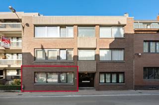 <p><strong>Te koop: gelijkvloers appartement in het centrum nabij scholen, openbaar vervoer en belangrijke invalswegen.</strong></p><p><br /></p><p>Dit appartement uit 1979 biedt een praktische indeling en een aangename leefomgeving. De ligging in het hart van Strombeek-Bever zorgt voor vlotte verbindingen en alle voorzieningen binnen handbereik. De gezellige tuin vormt een bijzondere troef voor wie graag buiten geniet. Daarnaast beschikt het pand over een veranda en een kelder, wat extra bergruimte en comfort biedt.</p><p><br /></p><p><strong>Belangrijkste ruimtes:</strong></p><p>• Woonkamer met aangename lichtinval, open keuken en houtkachel</p><p>• Twee slaapkamers</p><p>• Veranda met zicht op de tuin</p><p>• Kelder voor extra opslag</p><p>• Staanplaats voor uw voertuig aan 18.000€</p><p><br /></p><p><strong>Troeven:</strong></p><p>• Centrale ligging </p><p>• Tuin</p><p><br /></p><p>Neem vandaag nog contact op met uw makelaar voor een bezoek.</p><p><br /></p><p>JOUW DROOMAPPARTEMENT. ZO GEVONDEN!</p>