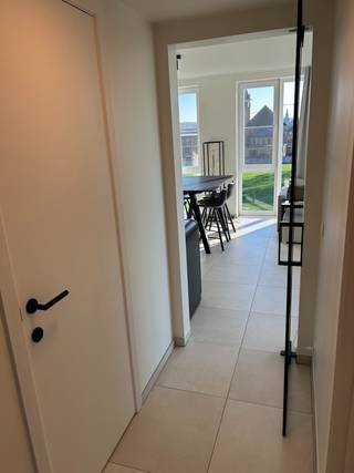 <span>Dit lichtrijk appartement is gelegen op de 2e verdieping in 'residentie Minerals’. Het appartement bevindt zich vlak bij het ziekenhuis aan de rand van het centrum en heeft een vlotte ontsluiting. Op wandelafstand bereikt u tevens de Grote Markt van Ronse. Winkels, slager, bakker, scholen, ... bevinden zich vlak in de buurt! Het appartement is instapklaar en beschikt over twee slaapkamers, een berging, badkamer, apart toilet, keuken, eetruimte en terras. Daarenboven zijn er twee binnenstaanplaatsen met nog eens een ruime kelder aanpalend aan de staanplaatsen. De goede oriëntatie en de ligging in tweede bouwlijn naast een weide en achtertuinen maakt dit een uiterste aangename en groene leefomgeving aan het centrum van de stad. Het appartement heeft een bewoonbare oppervlakte van 78 m² en beschikt over een terras van 11 m² aan de keuken en leefruimte. De huurprijs omvat het appartement met 1 binnenstaanplaats en extra kelderruimte. De huurprijs voor bijkomende binnenstaanplaats bedraagt € 35/maand. De maandelijkse lasten bedragen € 70. Contacteer ons of kom langs op ons kantoor voor verdere vrijblijvende informatie. Kortom, 'Residentie Minerals’ omvat rustig wonen en is een groene parel in de Vlaamse Ardennen maar met de levendigheid van de stad! Enkel een schriftelijke aanvaarding van de verhuurder resulteert in een verbintenis/verhuur. Vrij vanaf 15/2/2025.</span><br /> 