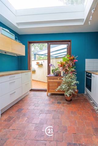 Doe een bod vanaf 359 000 euroOntdek deze prachtige eengezinswoning, ideaal voor een gezin of als interessante investering. De woning is gelegen op een toplocatie in Jette, rustige straat in de directe nabijheid van het centrum van Jette, de VUB en het UZ Brussel. Ook het openbaar vervoer en het station van Jette bevinden zich vlakbij. De woning werd volledig en met veel smaak gerenoveerd en ingericht, waarbij het authentieke karakter mooi werd behouden. De combinatie van hedendaags comfort en originele elementen zorgt voor een warme en unieke sfeer. Troeven van deze woning: 4 kamers Gezellig, ingesloten terras Volledig uitgeruste keuken, Authentieke plankenvloeren Aparte houtkachel Elektrische installatie conform, Energiezuinig, Lage onroerende voorheffing...Volledig gerenoveerd en instapklaar! Uitstekende ligging nabij winkels, openbaar vervoer, VUB, UZ Brussel en het station van Jette. Een woning met veel charme, karakter en comfort, gelegen op een gegeerde locatie. Ideaal voor wie op zoek is naar een gezellige gezinswoning of een interessante investering.❤️ Een echte coup de cœur die zeker een bezoek waard is!