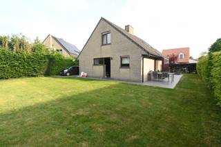 Deze woning in een rustige woonwijk aan de rand van het centrum van Maldegem staat op wandelafstand van het commercieel centrum. In een doodlopende zijsprong van de Koningin Fabiolalaan word je amper gestoord door de enkele wagens van de buren en kan je ten volle genieten van de rust die je na een lange werkdag verdiende.<br />Via de inkomhal/traphal heb je toegang tot een gastentoilet en de lichtrijke living.<br />De volledig ingerichte keuken biedt voldoende ruimte om ook als dagelijkse eetplaats te gebruiken en geeft via een kleine veranda verbinding met de tuin en het terras.<br />Via de verharde oprit bereik je de ruime garage.<br />Boven heb je de centrale nachthal die toegang geeft tot de drie slaapkamers en een badkamer.<br />Achteraan de tuin die volledig met haag afgesloten is, vind je nog een tweede terras en een tuinhuis/berging.<br />Wil je rust na het werk, privacy in de tuin, te voet of met de fiets naar school of gewoon een glas gaan drinken zonder de wagen uit te halen? Dan is dit wat je zoekt.<br />Voor meer info of om een bezoek te brengen neem contact op het nummer 050/71.15.00 of info@deruyter.be