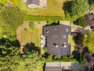 Charmante gezinswoning met privacy, op toplocatie in Deurle. <br /><br />Welkom in deze stijlvolle en bijzonder ruime woning, gelegen in de gegeerde Jenny Montignylaan in het hart van Deurle. <br />Hier woont u in een rustige, groene omgeving waar privacy, comfort en levenskwaliteit centraal staan, terwijl alle voorzieningen en belangrijke verbindingswegen zich binnen handbereik bevinden.<br /><br />Deze charmante woning beschikt over vier volwaardige slaapkamers en twee badkamers, waardoor ze perfect aansluit bij de behoeften van een modern gezin. De doordachte indeling creëert een aangename balans tussen gezellige leefruimtes en comfortabele privévertrekken. Grote raampartijen zorgen doorheen de woning voor een overvloed aan natuurlijk licht en versterken het gevoel van ruimte.<br /><br />De leefruimte vormt het warme hart van de woning en nodigt uit tot gezellige familiemomenten en ontspannen avonden. De verbinding met de tuin zorgt voor een naadloze overgang tussen binnen- en buitenleven. Buiten geniet u van een prachtige groene omgeving waar rust en privacy gegarandeerd zijn.<br /><br />De ligging is zonder twijfel een van de grootste troeven. Deurle staat bekend om zijn exclusieve residentiële karakter, zijn charmante dorpssfeer en zijn nabijheid tot natuurgebieden, recreatiemogelijkheden en de stad Gent. Wonen op deze locatie betekent dagelijks genieten van een uitzonderlijke woonkwaliteit in een van de meest begeerde buurten van de regio.<br /><br />Troeven<br />* Gelegen in een van de meest gegeerde straten van Deurle<br />* 4 ruime slaapkamers<br />* 2 comfortabele badkamers<br />* Lichtrijke leefruimtes<br />* Rustige en groene woonomgeving<br />* Combinatie van privacy, ruimte en wooncomfort<br /><br />Een woning die elegantie, ruimte en een uitzonderlijke ligging samenbrengt en een unieke kans biedt voor wie op zoek is naar exclusief wonen in het groene hart van Deurle. ✨🏡🌳