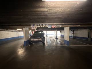 <ul>
<li><strong>Dubbele overdekte</strong> standplaats in Europacentrum - <strong>1e verdiep</strong></li>
<li><strong>Vaste plaats</strong></li>
<li>Zeer goed bereikbaar.</li>
</ul>
