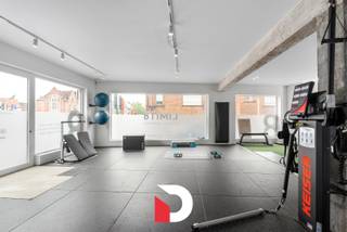 Maak kennis met deze recente (bouwjaar 2022) kantoor -of praktijkruimte van 221m² gelegen op absolute toplocatie tegen het centrum van Brugge, nabij de Ezelpoort, 't Stil Ende en Kristus-Koning. Deze stijlvolle en tijdloze ruimte bevindt zich op de gelijkvloerse verdieping van een recent gebouw (2022) die zeer zichtbaar is van op de Koningin Elisabethlaan, waar klanten tevens gemakkelijk kunnen parkeren op de openbare weg. <br /><br />Ideaal als investering of om uw eigen zaak/praktijk in onder te brengen, op deze absolute zichtlocatie! <br /><br />Het eigendom bestaat op vandaag uit 2 kantoorruimtes, dewelke wel in elkaar overlopen/geconnecteerd zijn via een doorgang, waardoor je 2 grote zalen/delen hebt in dit pand, ieder met grote raampartijen die voor natuurlijke lichtinval zorgen.. <br /><br />Op heden is deze kantoorruimte in gebruik door een succesvolle kine-praktijk die het uitermate goed onderhouden heeft doorheen de jaren.<br />Er zijn naast de 2 grote zalen ook sanitaire voorzieningen (douche) en kleine kabinetten voorzien. <br /><br />Er bestaat tevens de mogelijkheid tot aankoop van achterliggende garageboxen en ondergronds gelegen bergingen op het terrein zelf. <br /><br />Contacteer ons snel voor deze opportuniteit via info@delbecque.immo of 050 45 03 45