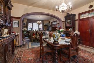 Te renoveren gesloten bebouwing in het centrum van Ninove, op wandelafstand van alle voorzieningen, scholen en openbaar vervoer. Deze woning uit 1939...