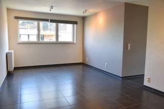 Instapklaar appartement op een centrale ligging te Gullegem. U bevindt zich op wandelafstand van bakker, slager en supermarkten. Ook scholen en andere dagelijkse voorzieningen zijn vlotjes bereikbaar.<br /><br />Indeling als volgt:<br />Dit lichtrijke en ruime appartement verwelkomt u met een aangename leefruimte en een volledig ingerichte open keuken. Aansluitend bevindt zich een praktische berging met aansluiting voor wasmachine en extra opbergruimte.<br /><br />Via de inkomhal bereikt u de badkamer met douche en toilet, evenals de twee volwaardige slaapkamers.<br /><br />Bovendien beschikt het appartement over een mooi Zuidoost-georiënteerd terras waar u op elk moment van de dag in alle rust van de zon kunt genieten.<br /><br />Gratis parkeergelegenheid in de nabije omgeving!<br /><br />Onze ref. DEV5146