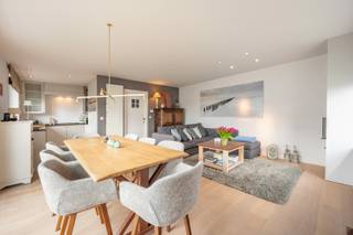 Ruim en comfortabel 3-slaapkamerappartement op de eerste verdieping, gelegen op een uitzonderlijk rustige locatie in Duinbergen, op wandelafstand van Park 58, de Zeedijk en het Stübbenpark.<br /><br />Indeling: een ruime inkomhal met een apart gastentoilet. Royale, lichtrijke woonkamer met toegang tot een aangenaam terras. Open keuken met alle comfort. Verder beschikt het over een ruime badkamer en drie mooie slaapkamers. De hoofdslaapkamer geniet van een mooi open zicht over de paadjes en villa's van Duinbergen. <br /><br />Pluspunten: Het gebouw heeft recent een volledige dakrenovatie ondergaan, inclusief nieuwe zolderisolatie. Een gunstig EPC-attest. De prijs is inclusief garagebox in de residentie.<br /><br />Aarzel niet om contact op te nemen voor meer informatie. Bezoeken enkel op afspraak mogelijk.<br />Ref. A010 