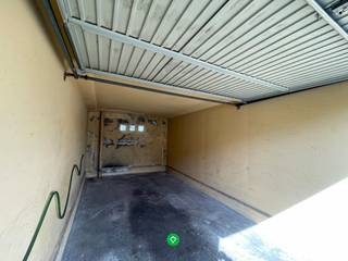 Deze garagebox is gelegen pal in het centrum van Roeselare, op wandelafstand van de Grote Markt, winkelstraat... <br />Toegankelijk vanaf de Bollenstraat (Zijstraat Ieperstraat en Meensesteenweg) naar de gemeenschappelijke in/uitrit met ruime maneuvreerruimte tussen de garages. Vrij 1/07/2026. <br /><br />Contacteer ons gerust op louis@vastgoedsinnaeve.be voor meer info.