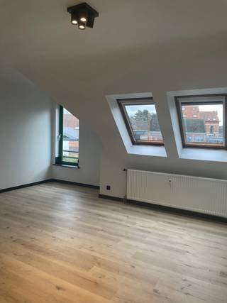 <span>Een bezoekmoment aanvragen kan via onze website: https://vicusvastgoed.be/nl/te-huur .<br />Ga naar het respectievelijke pand en klik op ‘bezoek aanvragen’.<br />Na het invullen van ‘mijn huurprofiel’ koppelen wij spoedig terug.<br /><br />Niet bellen!<br /><br />Mobiscore: 9,5/10<br /><br />Gelegen op wandelafstand van station Gent-Sint-Pieters, met vlotte en directe verbindingen naar de R4, R40, E40 en E17. Daarnaast is het pand uitstekend bereikbaar met de fiets en heeft het rechtstreekse tram- en busverbindingen.<br /><br />Bij het betreden van de studio valt meteen de slimme indeling op. <br />De studio bevat een inkomhal met aansluitend de badkamer die volledig is uitgerust met een douche, lavabo en toilet.<br /><br />De woonkamer en slaapkamer vormen samen een ruime, open leefruimte die u volledig naar eigen smaak kunt inrichten. De keuken bevat een kookvuur, gootsteen en dampkap.<br /><br />EPC B<br /><br />Huurprijs: 615 euro<br />Gemeenschappelijke kosten, elektriciteit, gas, water: 135 euro.</span>