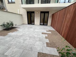 <p><span>Mooi groot gelijkvloers appartement met 1 slaapkamer gelegen op de Zeedijk te Oostduinkerke in topresidentie ' T Strand met riant terras / tuin vooraan en zonneterras achteraan. </span></p><p><span> </span></p><p><span>Bestaande uit : </span></p><p><span> </span></p><ul><li><span>inkomhall</span></li><li><span>vestiaire</span></li><li><span>open keuken</span></li><li><span>woonkamer</span></li><li><span>groot terras</span></li><li><span>nachthall</span></li><li><span>apart toilet</span></li><li><span>supergrote slaapkamer mogelijks om te vormen naar 2 slaapkamers</span></li><li><span>Badkamer met prachtig lavabomeubel en inlooopdouche</span></li><li><span>berging</span></li><li><span>enorm zonneterras achteraan. </span></li></ul><p><span> </span></p><p><span>Bijzonder mooie uitrusting en afwerking. </span></p><p><span>Prijstopper ! </span></p><p><span>Modelappartement. Inclusief maatwerk en verlichting ! </span></p><p><span> </span></p>