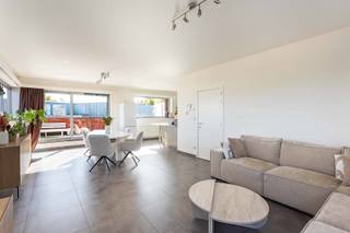 <div>
<p>Appartement lumineux et spacieux avec 3 chambres, une grande terrasse et une place de garage</p>
<p>Cet appartement spacieux et lumineux offre un cadre de vie agréable, alliant espace et confort. Le vaste salon, associé à la cuisine ouverte et équipée, forme un espace de vie chaleureux où il fait bon se détendre.</p>
<p>L'appartement dispose de trois chambres spacieuses, idéales pour une famille, un bureau à domicile ou un espace de loisirs. Il comprend également deux espaces de rangement pratiques.</p>
<p>La grande terrasse constitue un atout indéniable : vous pourrez y profiter pleinement des journées ensoleillées, y prendre un repas convivial en plein air ou vous y détendre après une journée bien remplie.</p>
<p>De plus, l'appartement dispose d'une place de garage, ce qui apporte un confort et une commodité supplémentaires.</p>
<i></i></div>