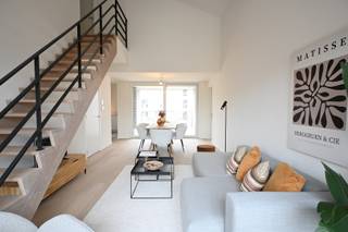 Dit modern en lichtrijk duplex-appartement (D 3.3) is ideaal gelegen in het Egmont Park, op wandelafstand van het centrum van Gavere met alle voorzieningen binnen handbereik. <br /><br />Het appartement beschikt over een inkomhal met gastentoilet, ruime leefruimte met een aanpalende berging, volledig ingerichte keuken en 2 ruime slaapkamers met aansluitend in het midden de badkamer. Op de verdieping is er een master bedroom, een badkamer en een bureauruimte. Via het terras geniet u van een prachtig uitzicht op de binnentuin, dé ideale plek om te ontspannen.<br /><br />Dit appartement combineert een rustige, groene ligging met de nabijheid van winkels, horeca en openbaar vervoer.<br /><br />Ondergrondse staanplaats en berging dienen afzonderlijk aangekocht te worden.