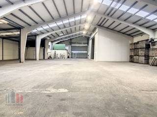 Functioneel magazijn met een oppervlakte van +/- 860 m²  en verharde buitenstockage van +/- 4.000 m² te huur. Uitermate goed gelegen langs de bedrijvige Staatsbaan (N35) met onmiddellijke verbinding naar de op- en afrit 9 Lichtervelde van de E403 (+/- 18 min).<br /><br />Het <strong>geïsoleerd magazijn</strong> is toegankelijk via 2 sectionale poorten met toegangsdeur. De loods heeft een vrije hoogte tussen +/- 4,45 m en 8,25 m en is voorzien van o.a. lichtstraten, betonvloer, elektriciteit 63A en water. Ruime parkeer- en manoeuvreerruimte voorzien op het verhard en omheind terrein (afgesloten met elektrische toegangspoort).<br /> <br />Onmiddellijk beschikbaar. <br /><br />Contacteer <strong>PANORAMA B2B</strong>  voor meer inlichtingen, plannen of een vrijblijvend plaatbezoek <strong>050 300 800</strong>.