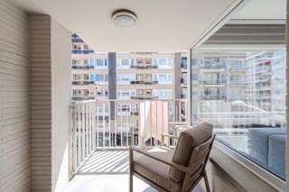 Het appartement is gelegen op de derde verdieping van een kleinschalige residentie. Het  appartement werd volledig vernieuwd in 2022 en heeft twee ruime slaapkamers. De woonkamer heeft een open geinstalleerde keuken met toegang tot het terras. Er is een apart gastentoilet en een badkamer met inloopdouche. <br /><br />Indeling: <br />- Inkomhall<br />- Gastentoilet<br />- Woonkamer met geïnstalleerde keuken voorzien van frigo, diepvries, inductie kookvuur, afwasmachine en heel wat kastruimte<br />- Zonnig terras aan de voorzijde<br />- Badkamer met inloopdouche en lavabo, met aansluiting voor wasmachine<br />- Gastentoilet<br />- Slaapkamer 1<br />- Slaapkamer 2<br />- Terras aan de achterzijde<br />- Privatieve kelderberging<br /><br />Troeven: <br />- Kleinschalige residentie<br />- 1 appartement per verdiep<br />- Recent gerenoveerd (2022)<br />- Toplocatie in het centrum Middelkerke<br />- Op de hoek aan de Zeedijk<br />- Conforme elektrische keuring<br />- Ruime slaapkamers<br />- Recente gevelrenovatie!<br />- EPC label B<br /><br />Interesse in dit top appartement aan zee met twee slaapkamers? Neem vandaag nog contact op met ons kantoor voor uw plaatsbezoek!<br /><br /><br />Bestuursmaatregelen in het maatregelenregister: nee