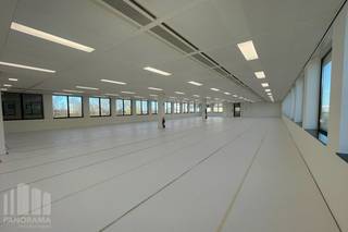 Bureau moderne de 1.339 m² à louer à Diegem<br />Idéalement situé à seulement 650 m de la sortie Machelen (A201), avec un accès rapide au R0/E40. Excellente accessibilité également par les transports en commun : la gare de Diegem se trouve à 650 m à pied, et plusieurs arrêts de bus et de tram sont à proximité.<br /><br />Le bureau, situé au deuxième étage, est entièrement équipé d’une connexion fibre optique, de la climatisation, de planchers surélevés, de sanitaires communs et de plafonds climatisés haut de gamme pour un confort optimal. De plus, les éclairages LED et la détection de présence assurent un environnement de travail efficace et durable.<br /><br />Le bâtiment offre de nombreuses facilités, notamment des douches communes, des bornes de recharge électrique, un parking à vélos souterrain, un ascenseur, une terrasse ensoleillée et des panneaux solaires. Il dispose également d’infrastructures high-tech, telles que des plafonds réfrigérés écoénergétiques et un éclairage LED, complétées par un espace d’accueil accueillant et un restaurant.<br /><br />La sécurité est primordiale, avec un système de badges et d’interphone, ainsi qu’un système avancé de détection incendie.<br /><br />Contactez<strong> PANORAMA B2B</strong> pour plus d’informations, plans ou une visite sans engagement : <strong>0477 09 00 09.</strong>